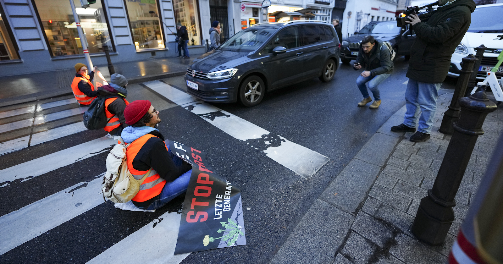 Klimaaktivisten blockieren Straßen in Wien. | Credit:  EVA MANHART / APA / picturedesk.com