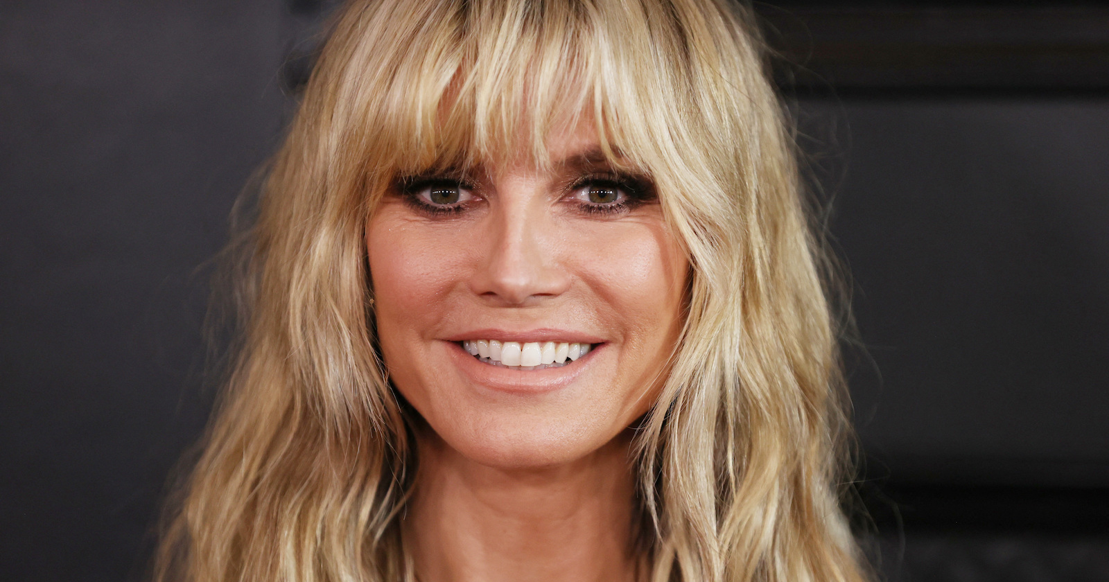 Heidi Klum lächelt