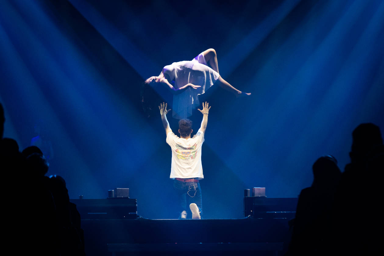 Magier lässt Frau schweben