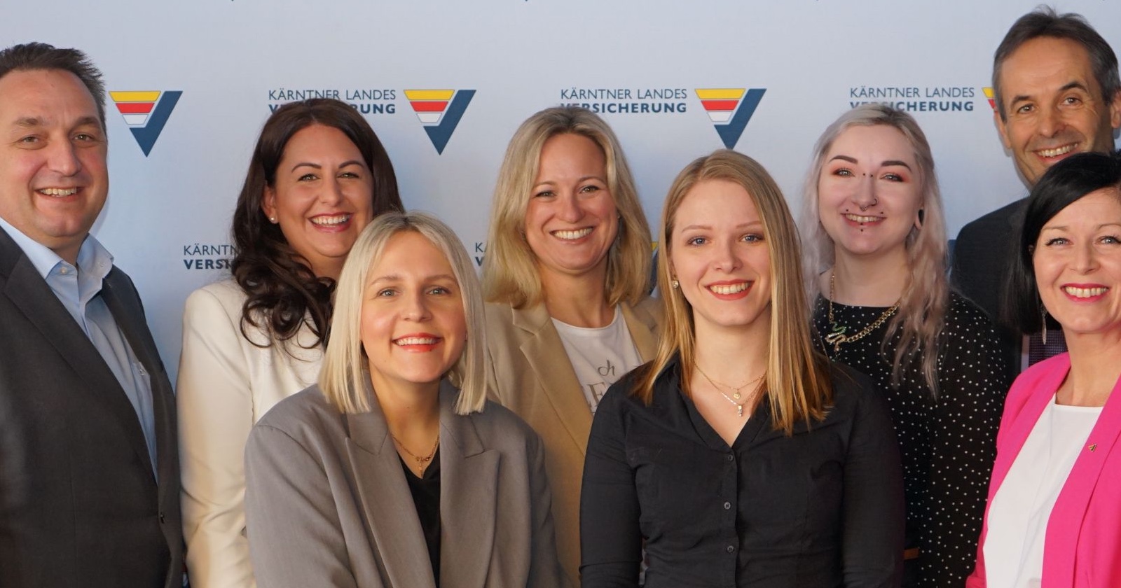 Vertreter der KLV und drei Unternehmensgründerinnen stehen vor einem Banner der KLV