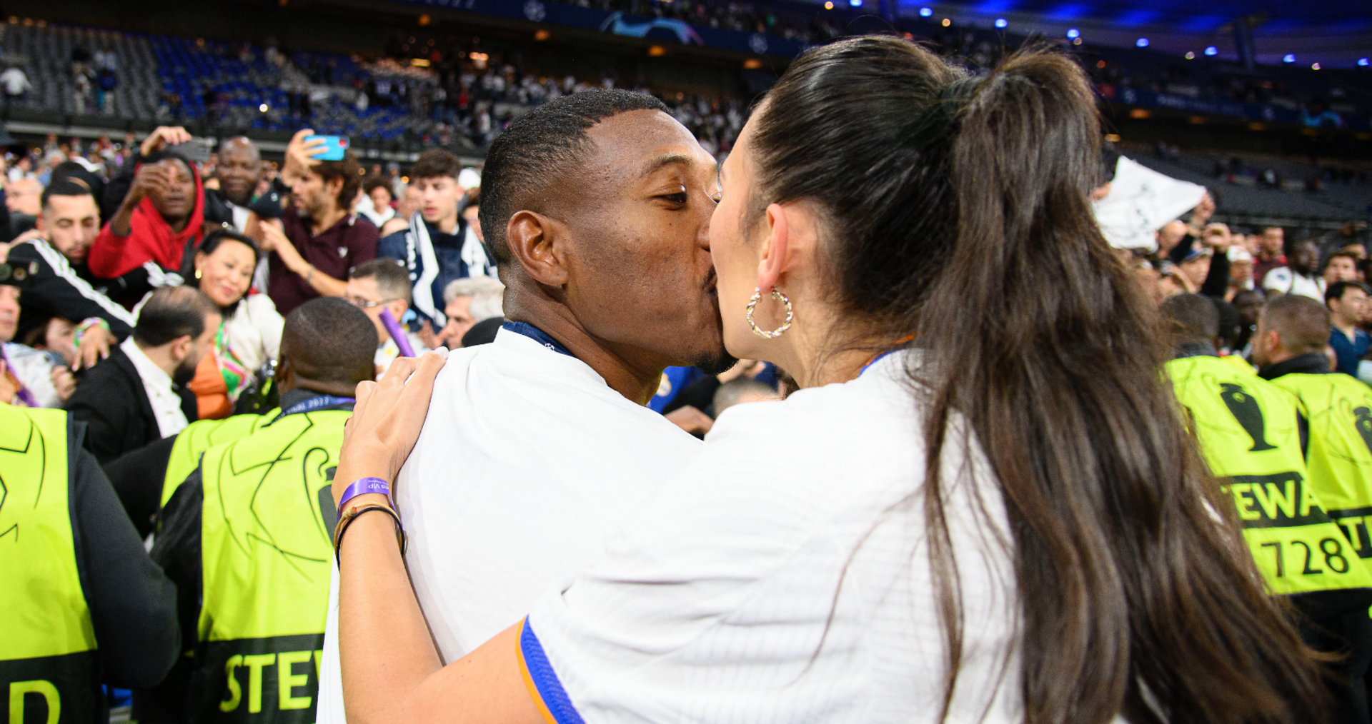 David Alaba und Freundin Shalimar Heppner küssen sich im Stadion