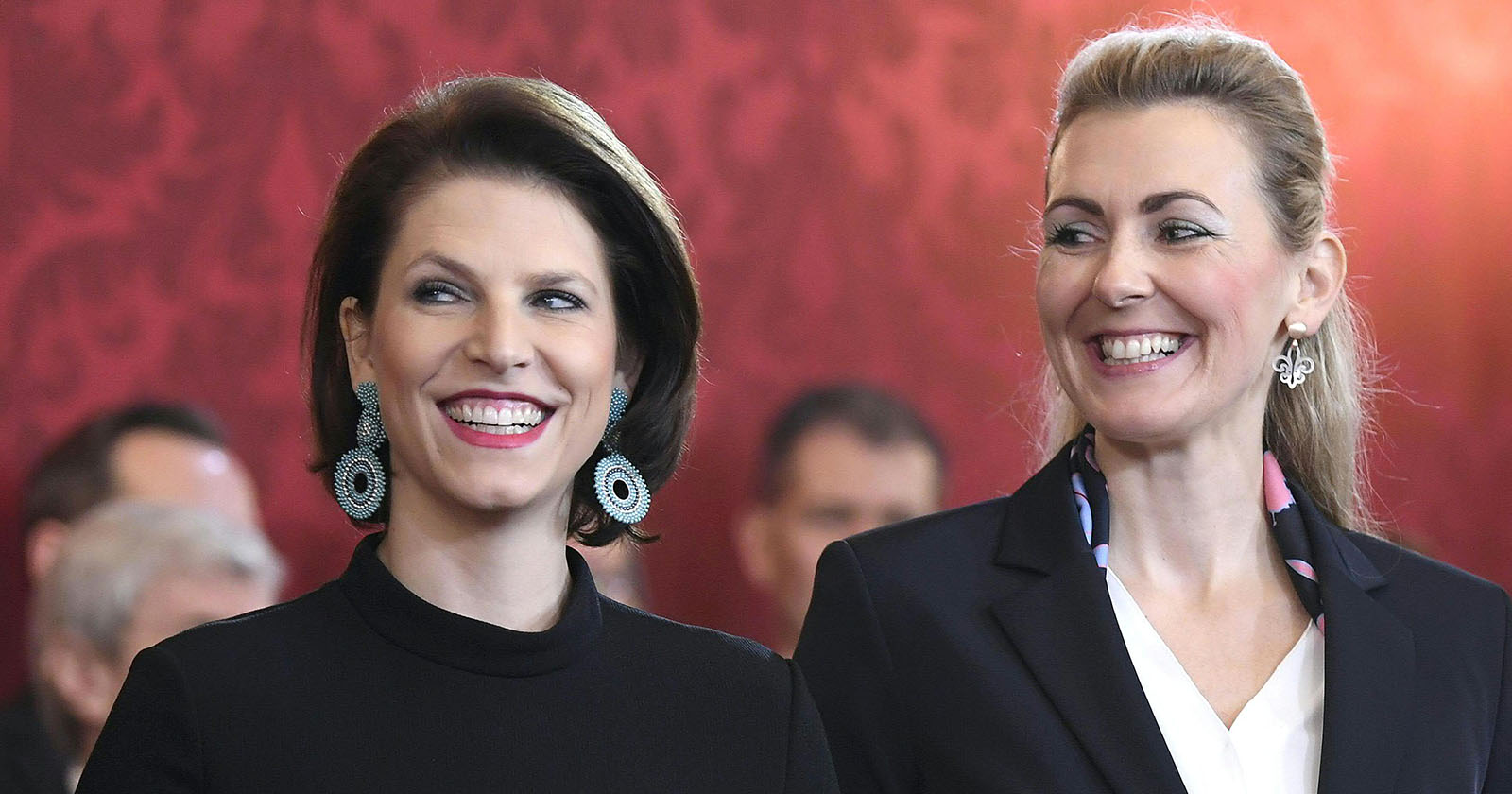 Karoline Edtstadler und Christine Aschbacher bei der Angelobung der Regierung