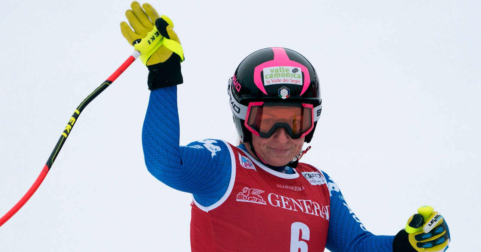 Elena Fanchini im Zielbereich der Abfahrt von Lake Louise