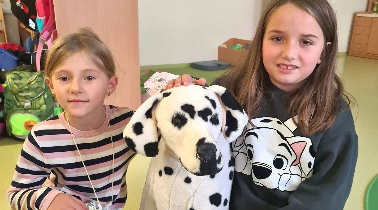 Porträt zweier Mädchen und Stoffhund