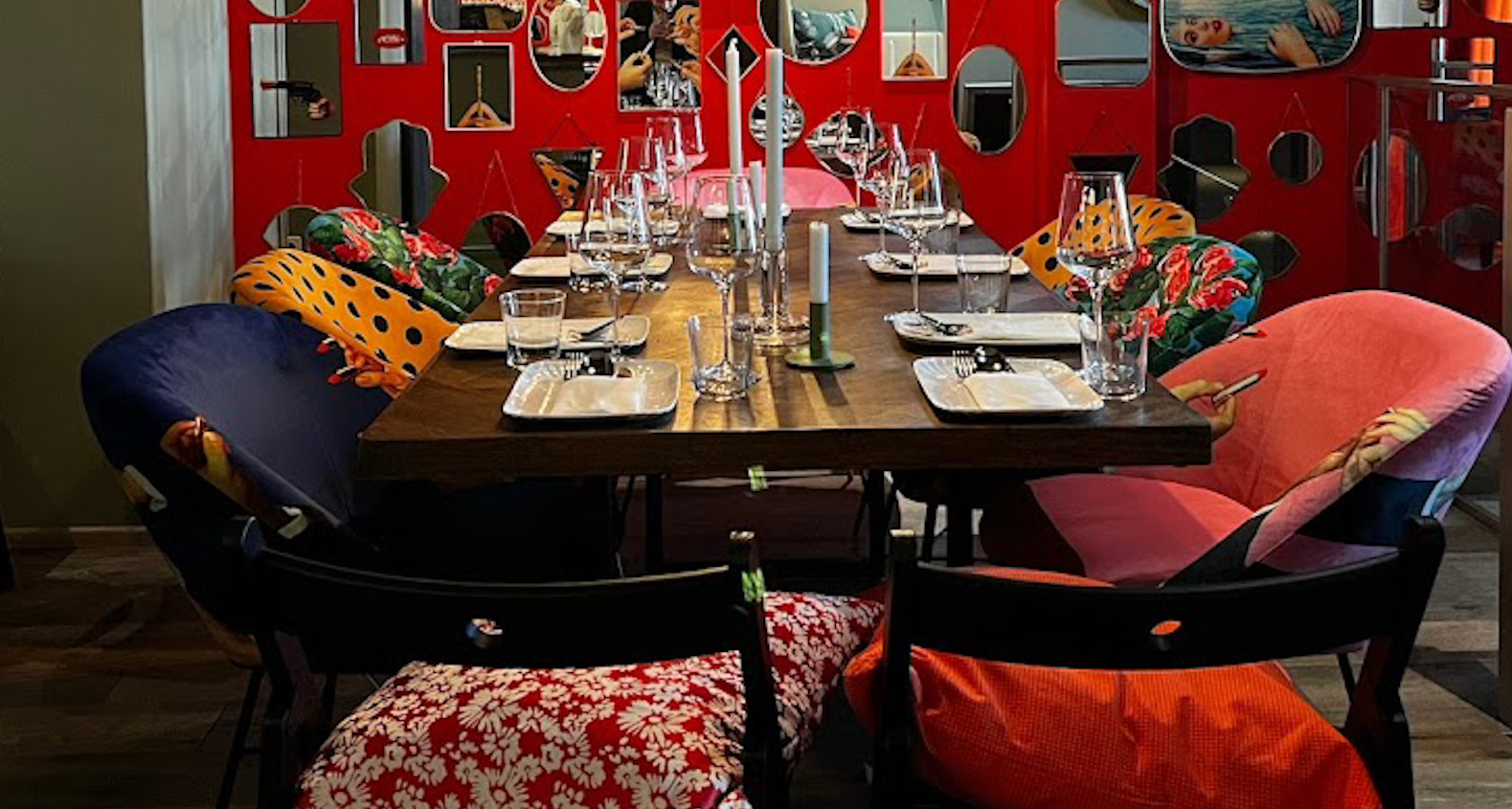 Tisch mit bunten Stühlen im Restaurant Joja