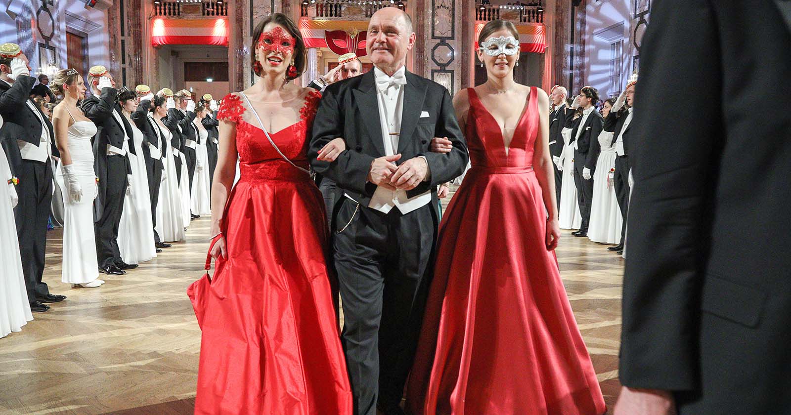 Karoline Edtstadler, Wolfgang Sobotka und Claudia Plakolm auf der Rudolfina-Redoute