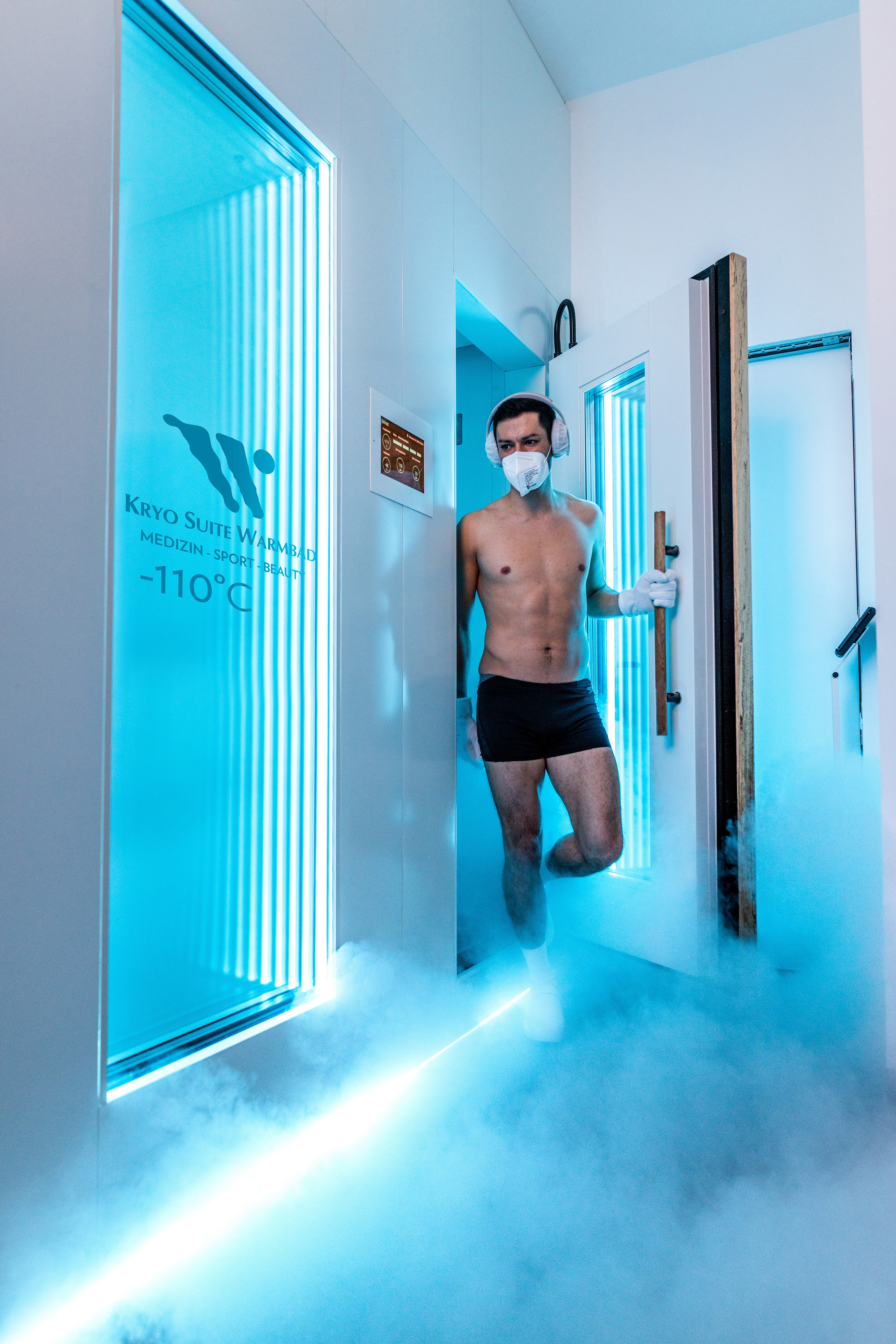 Mann steigt aus Kältekammer