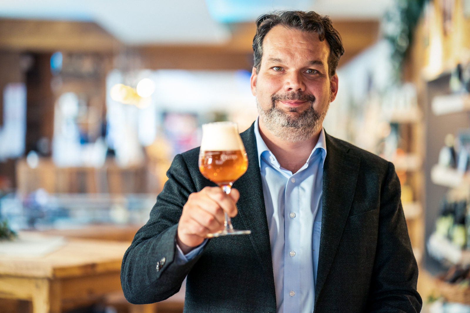 Der Eigentümer und Geschäftsführer der Privatbrauerei Hirt, Niki Riegler, der mit einem Glas Hirterbier in die Kamera prostet