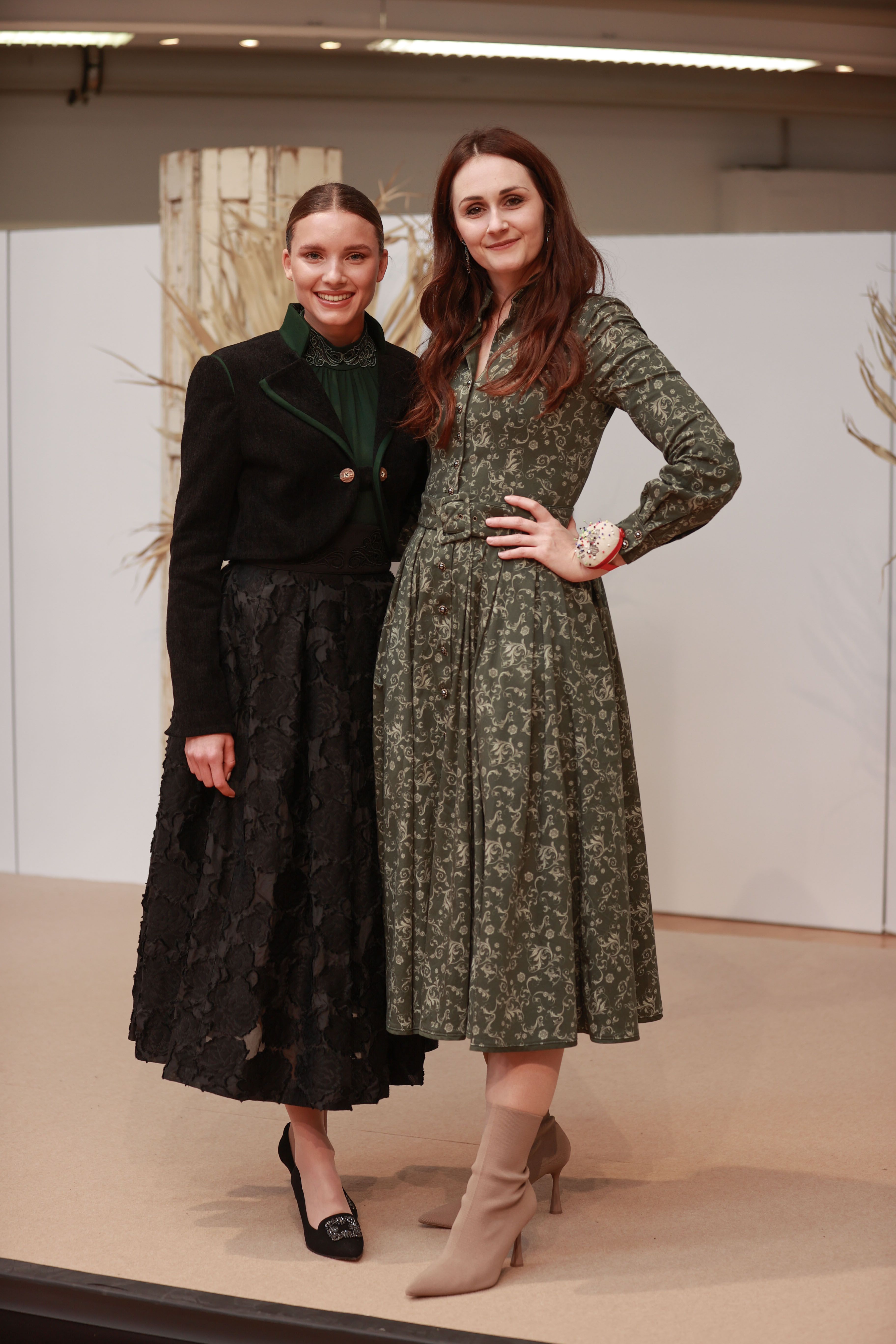 Trachtentrends Damen 2023: Schwarze und Grüne Kleider