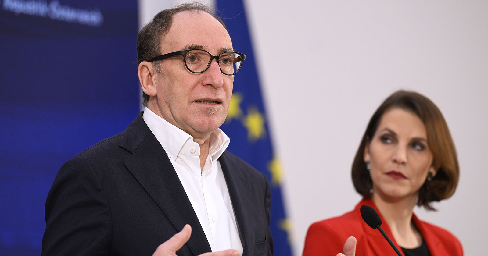 Gesundheitsminister Johannes Rauch und Verfassungsministerin Karoline Edtstadler im Pressefoyer nach dem Ministerrat.