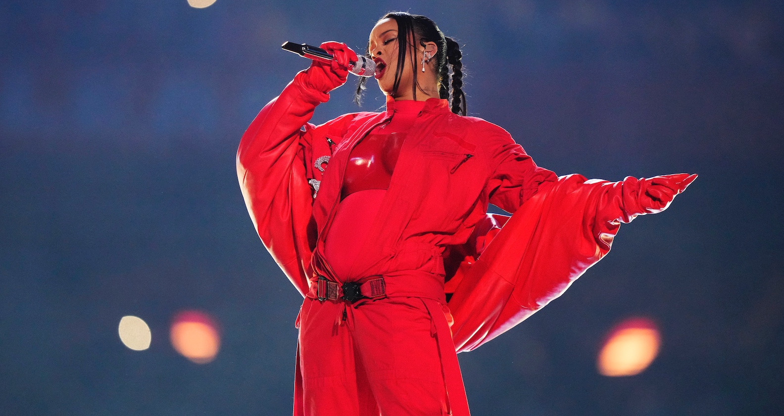 Rihanna singt beim Superbowl im knallroten Outfit und mit Babybauch.