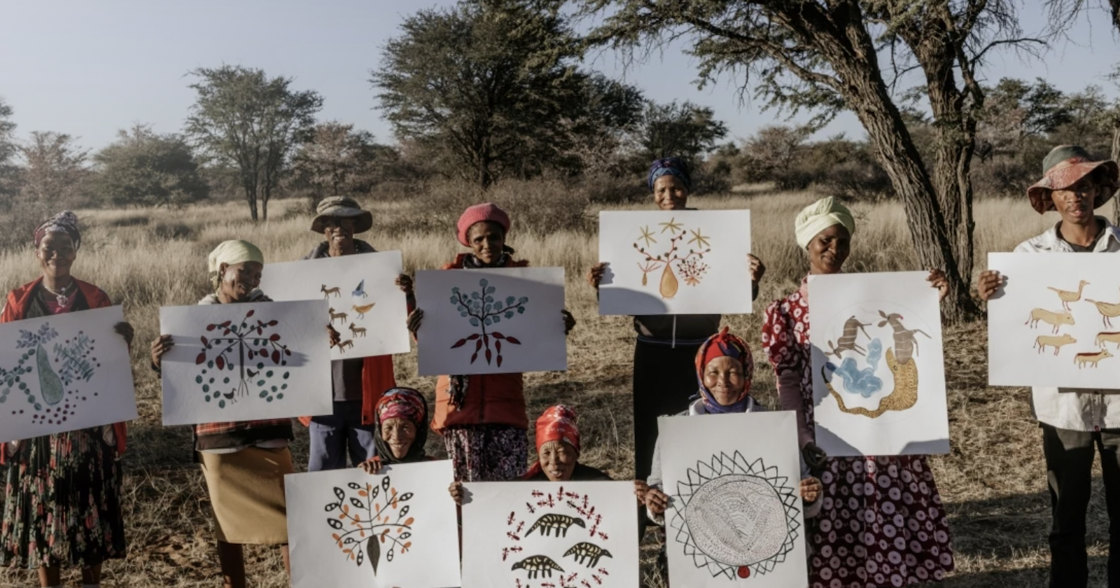 Gruppe von Frauen mit Bild in der Hand
