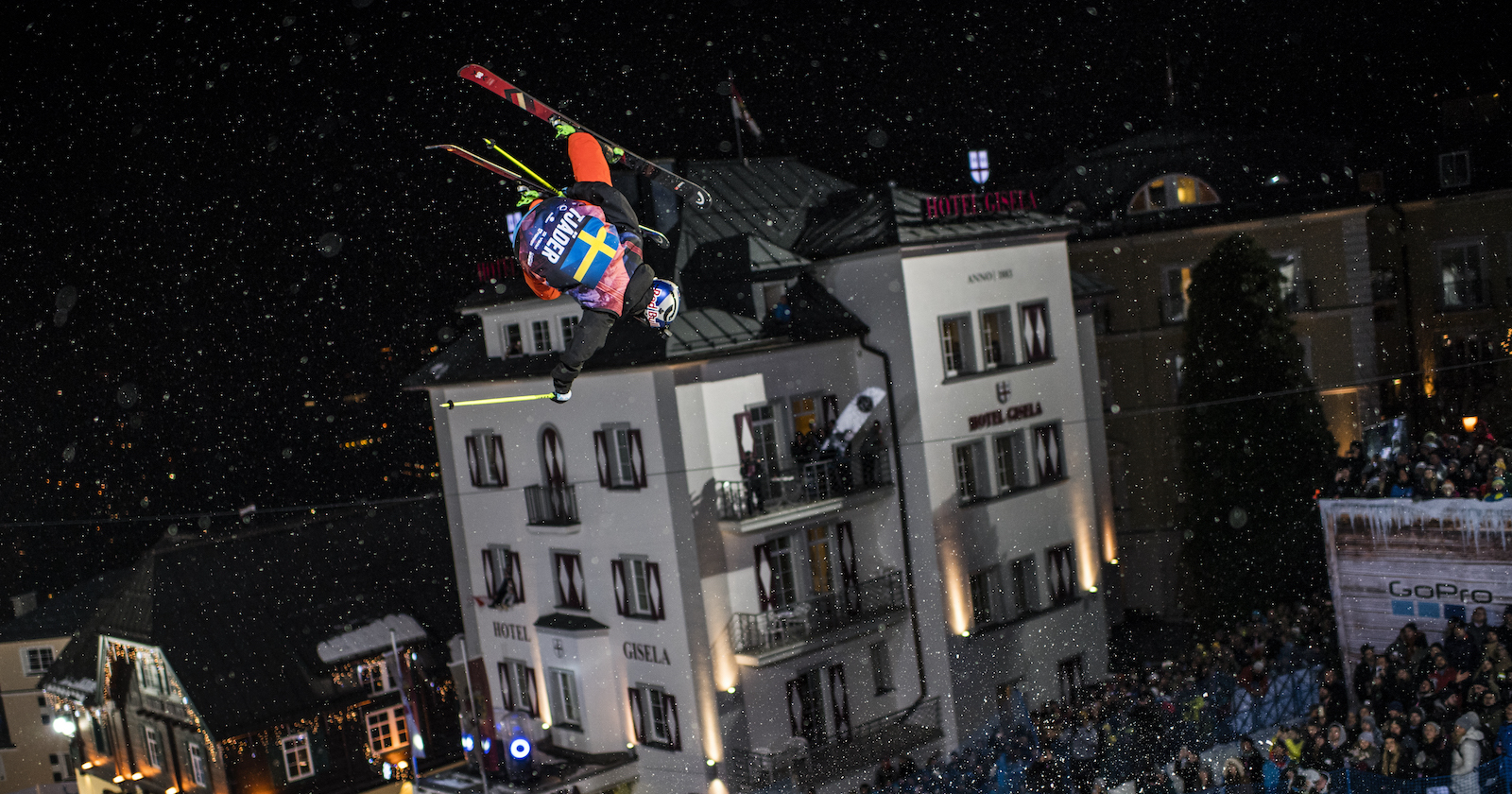 Freeskier springt in die Höhe und zeigt einen Trick. | Credit: Joerg Mitter / Red Bull Content Pool