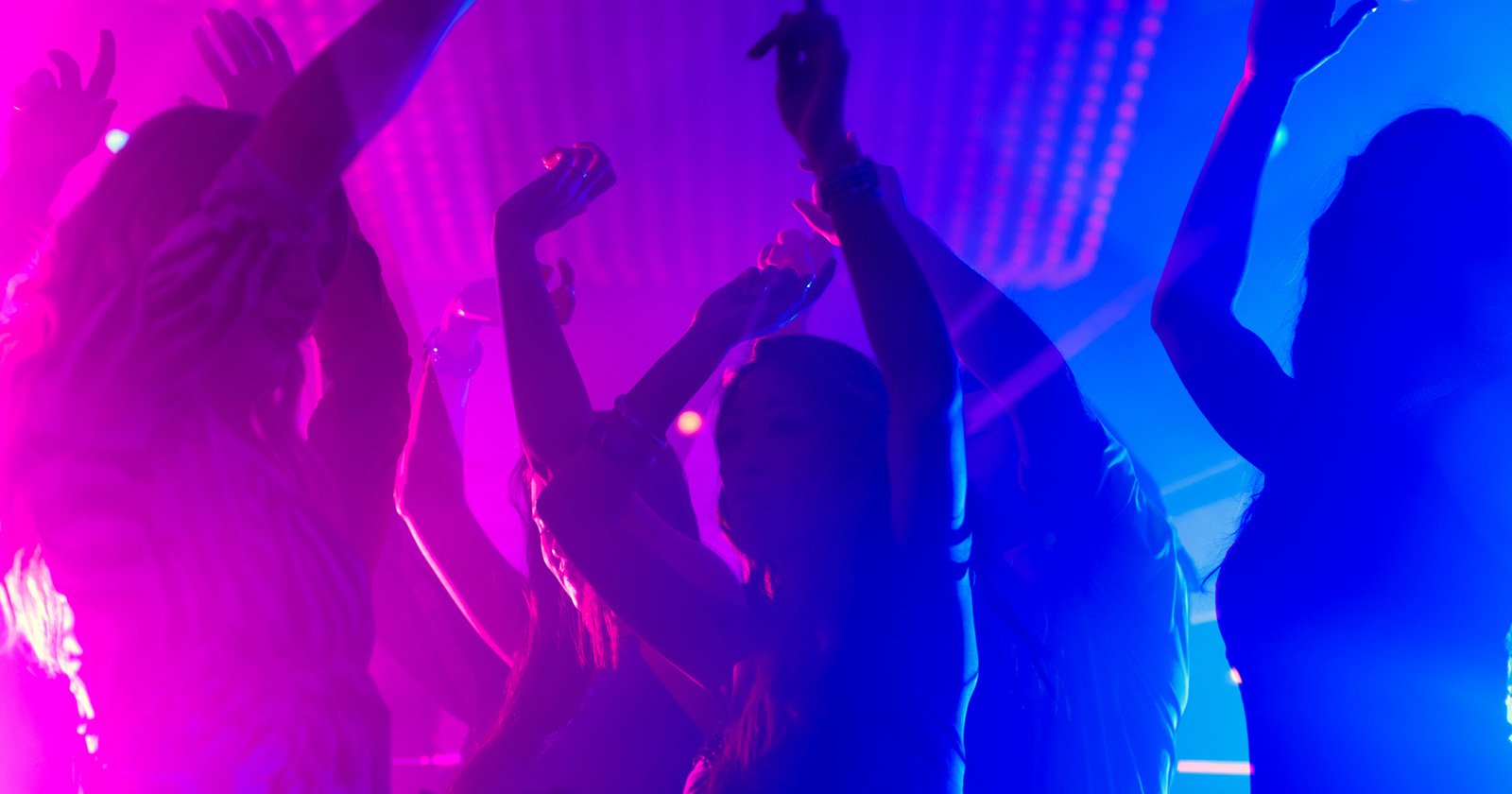 Eine Gruppe von Frauen tanzt in einem Disco-Club zur Musik