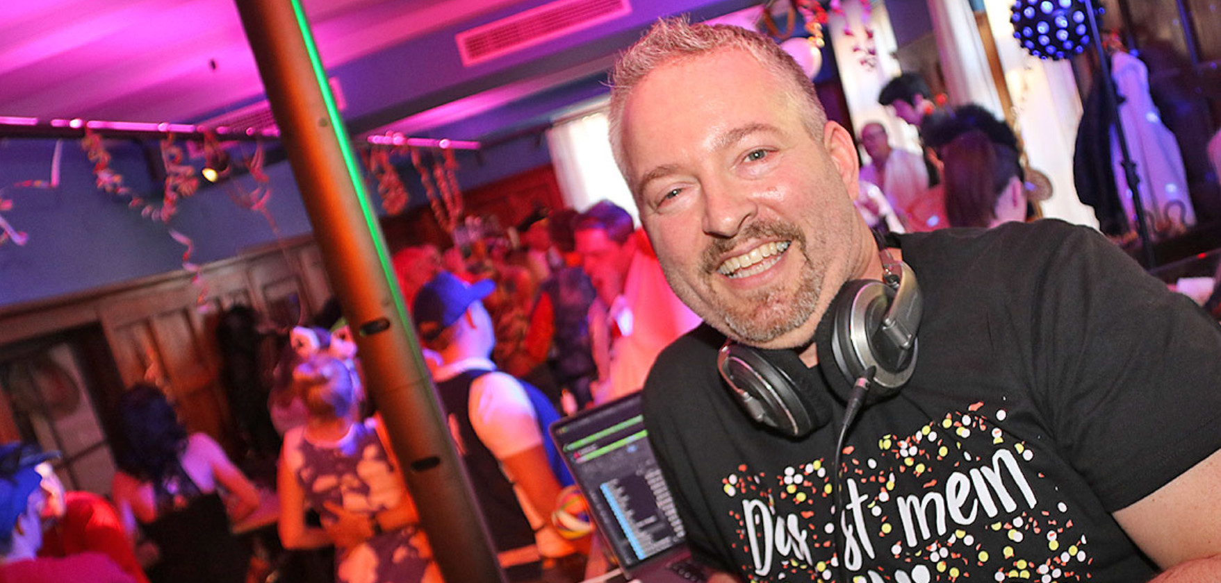 DJ Markus Strutz freut sich über die gute Stimmung