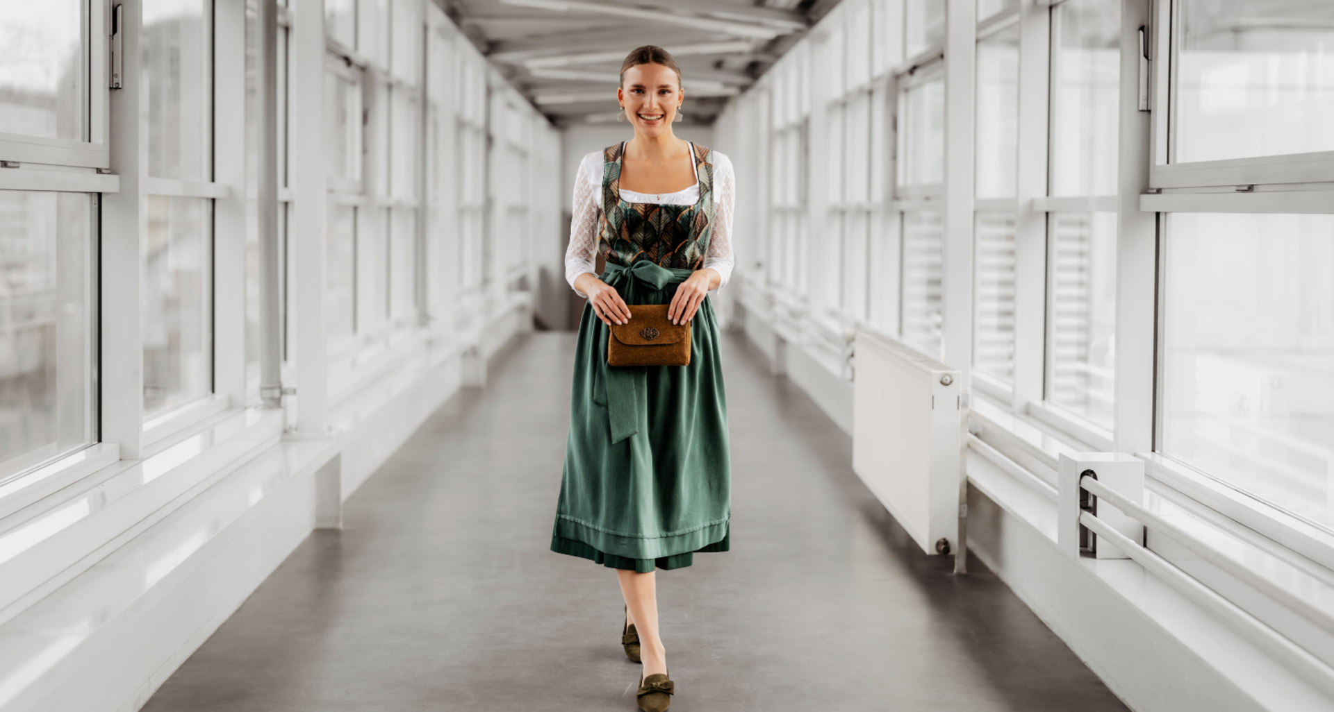 Dirndlkleid in Grün mit Brokatstoff