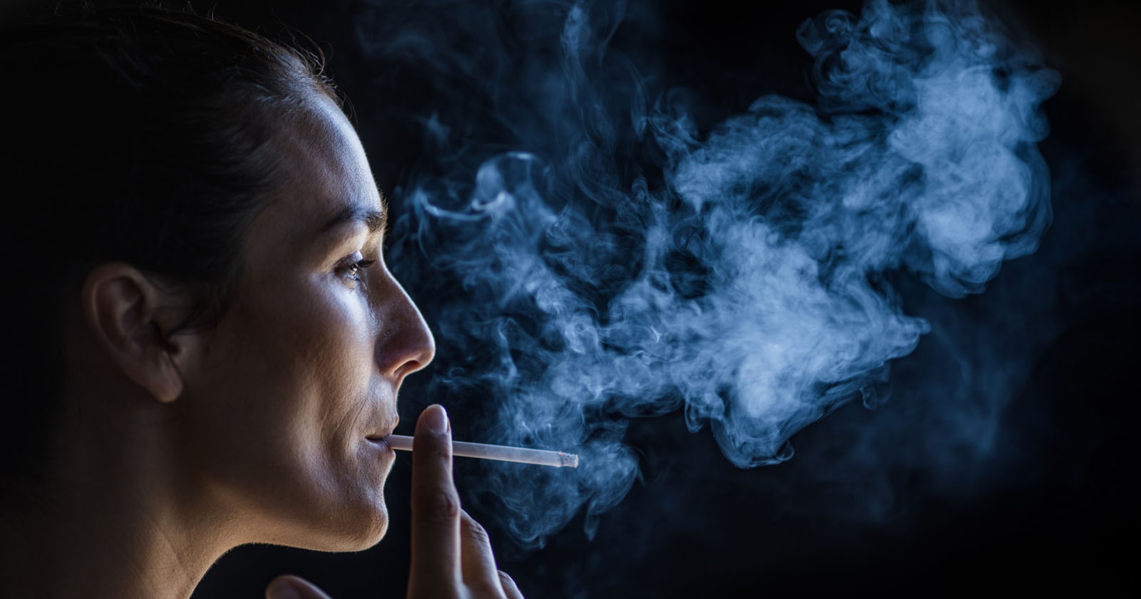 Eine Frau raucht eine Zigarette