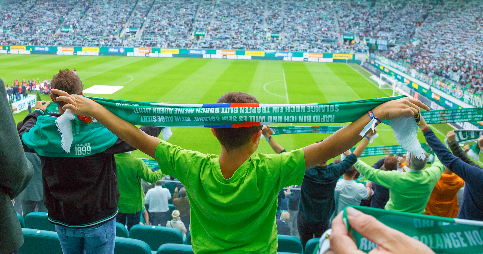 Rapid-Fans mit Schal im Allianz Stadion | Credit: SK Rapid/APA Fotoservice/Schedl