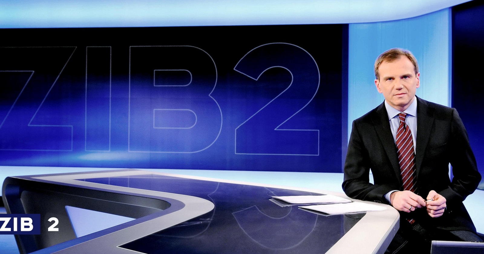 Armin Wolf moderiert 2008 im Newsroom der Sendung ZIB2