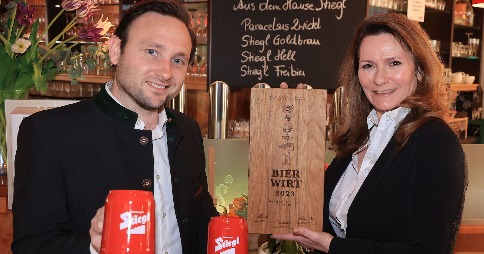 Michaela Huber und Clemens Monghy mit Bierkrügen | Credit: Erwin Jannes
