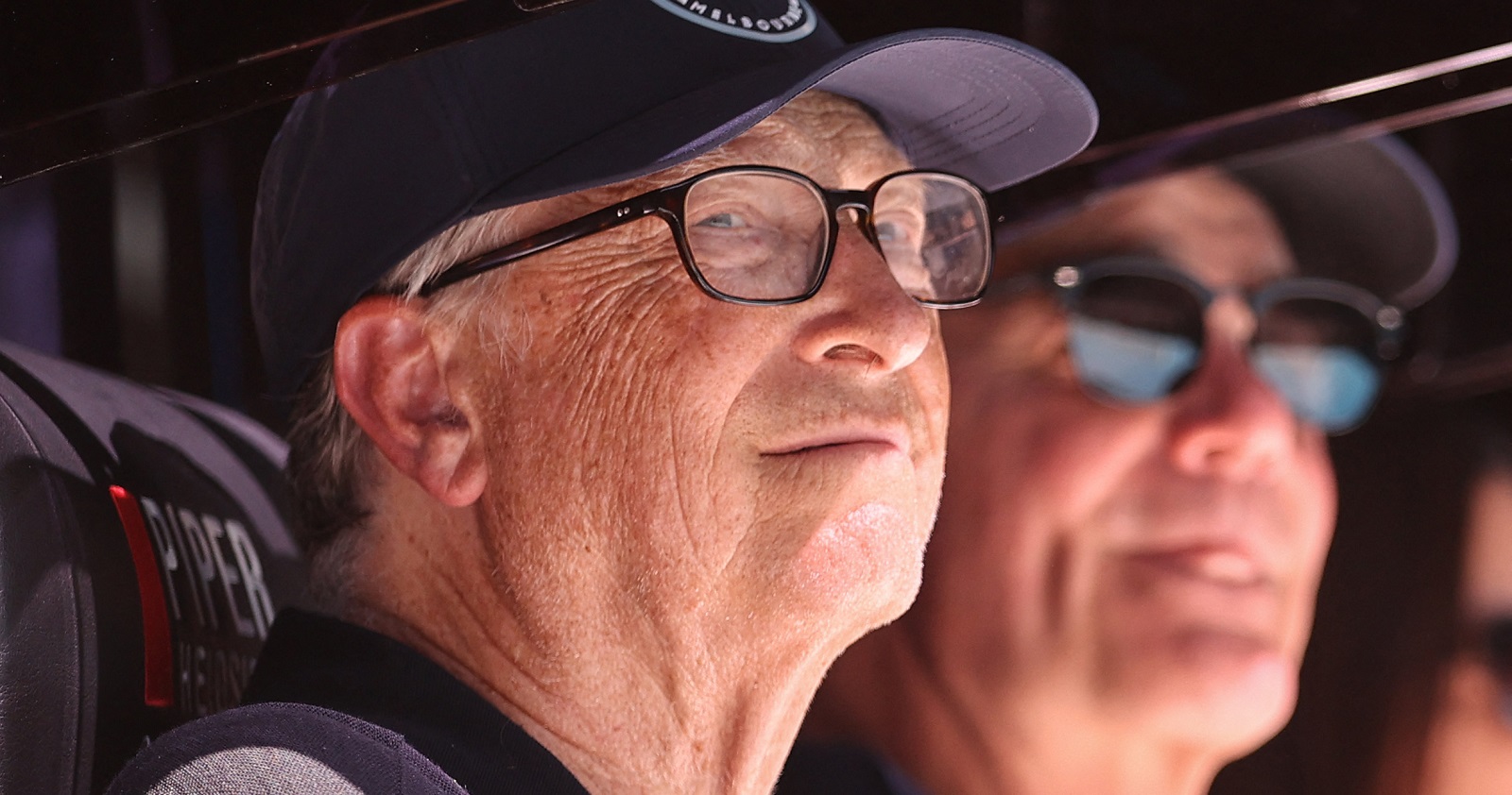 Bill Gates mit Kappe bei den Australian Open 2023