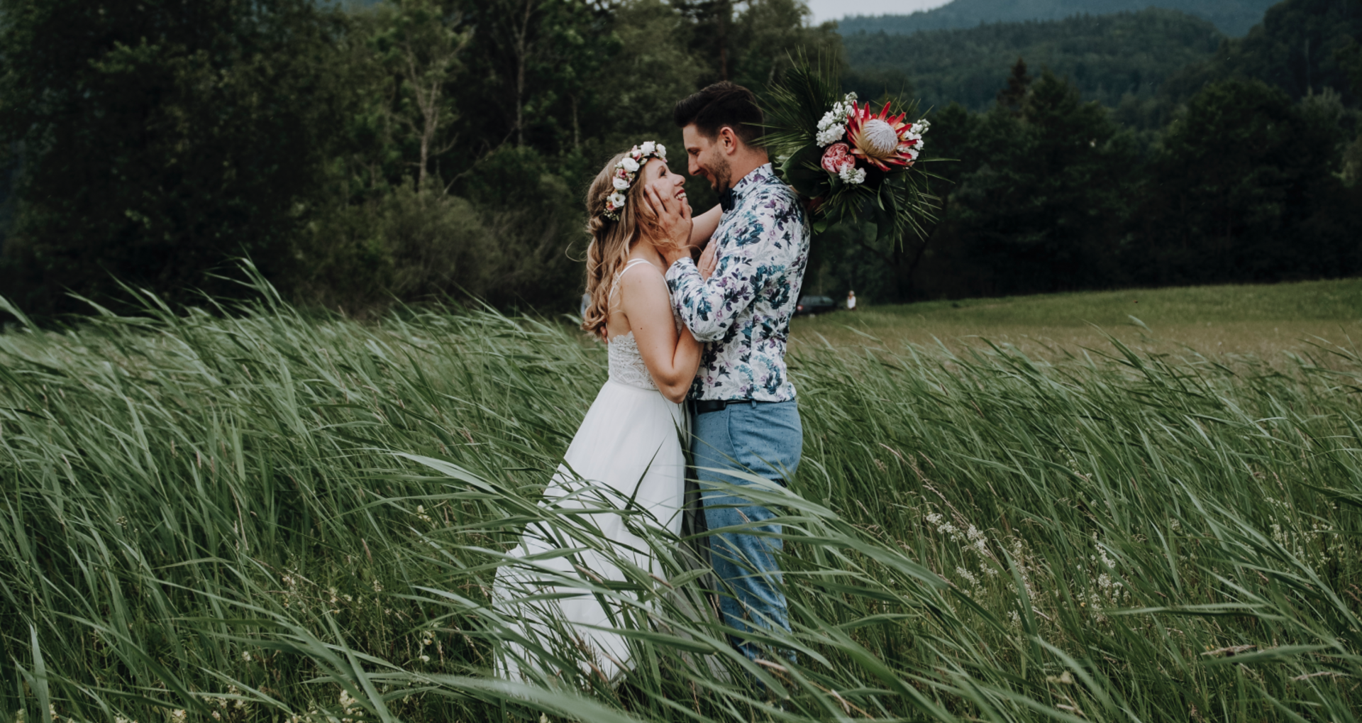 Brautpaar in der Wiese