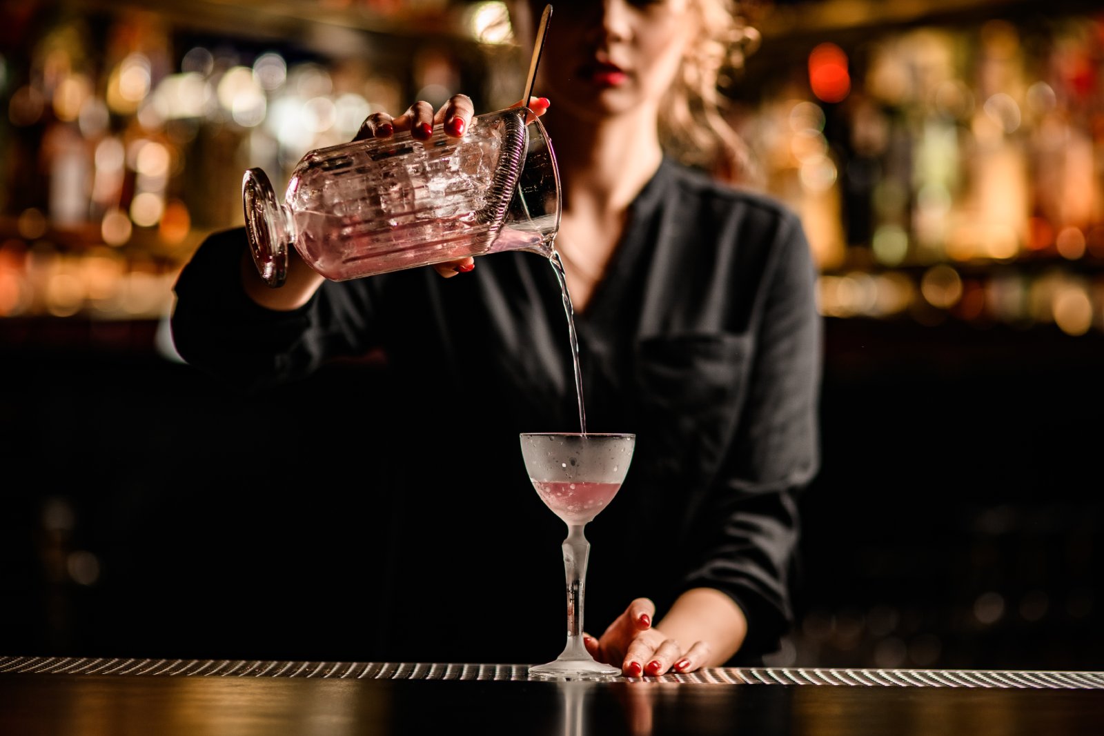 Frau mixt Cocktails | Credit: iStock.com/MaximFesenko