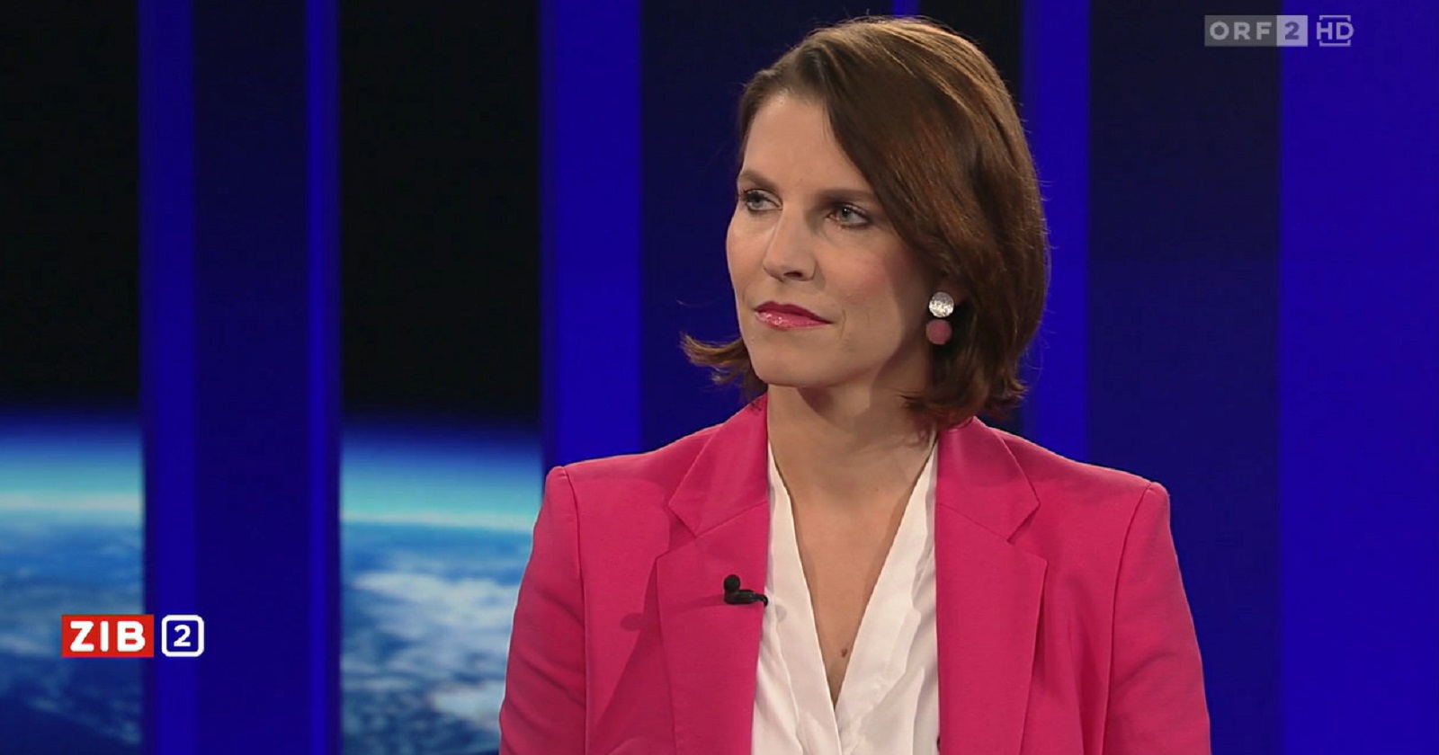 Ministerin Karoline Edtstadler im Studio der ZIB2