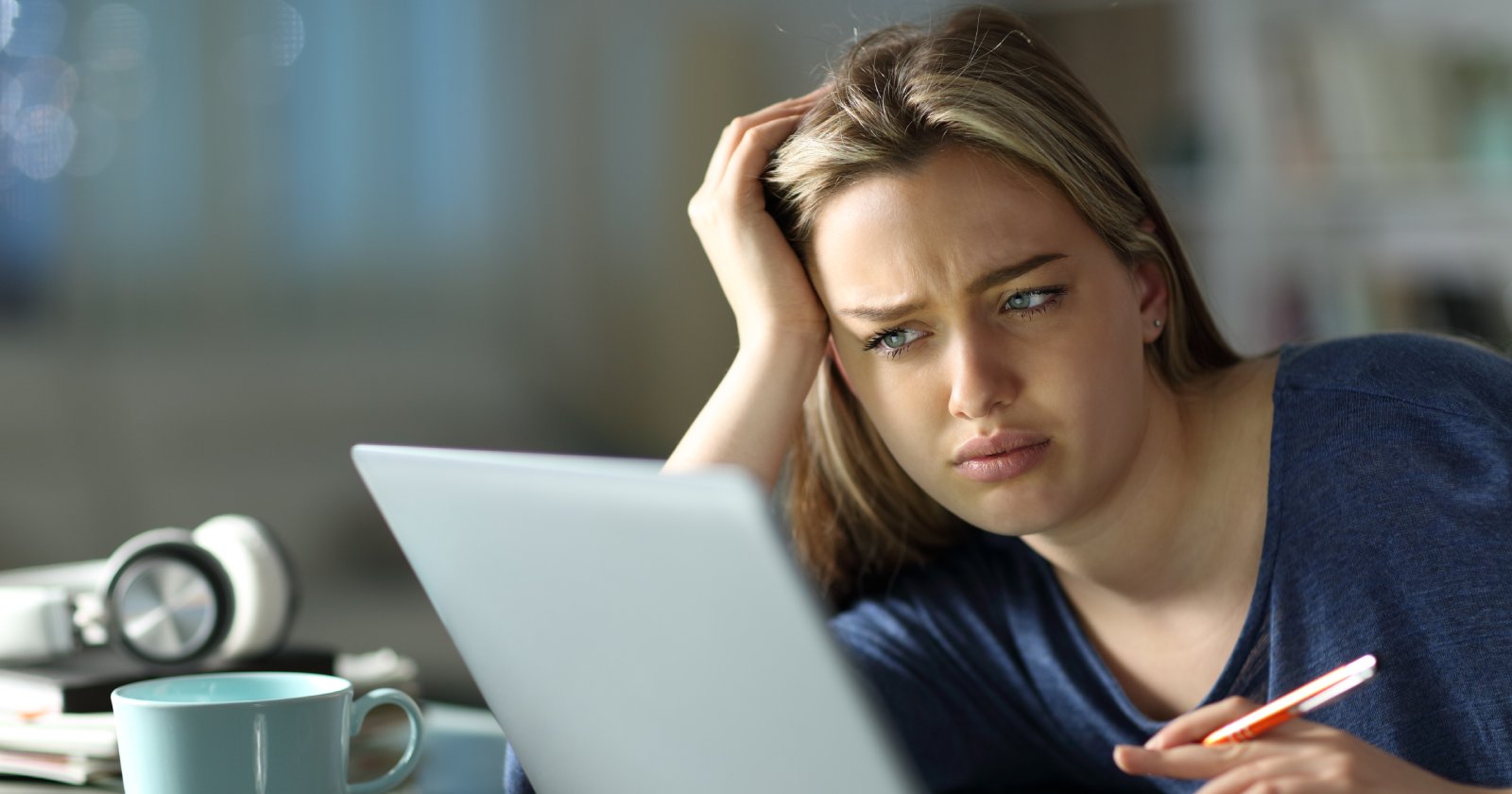 Frustrierte Schülerin sitzt vor ihrem Notebook | Credit: iStock.com/AntonioGuillem