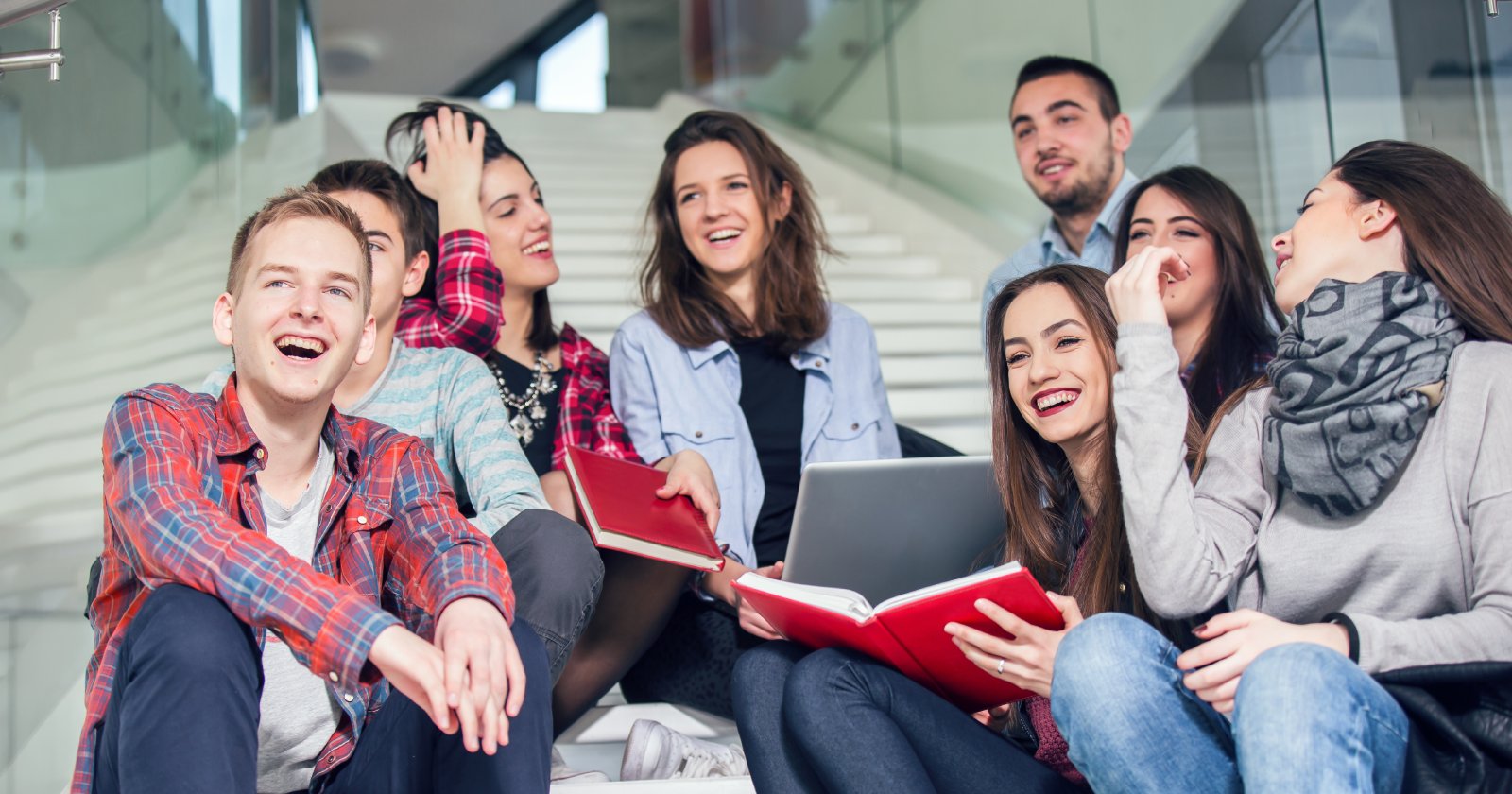 Schüler sitzen auf einer Treppe | Credit: iStock.com/Jovanmandic