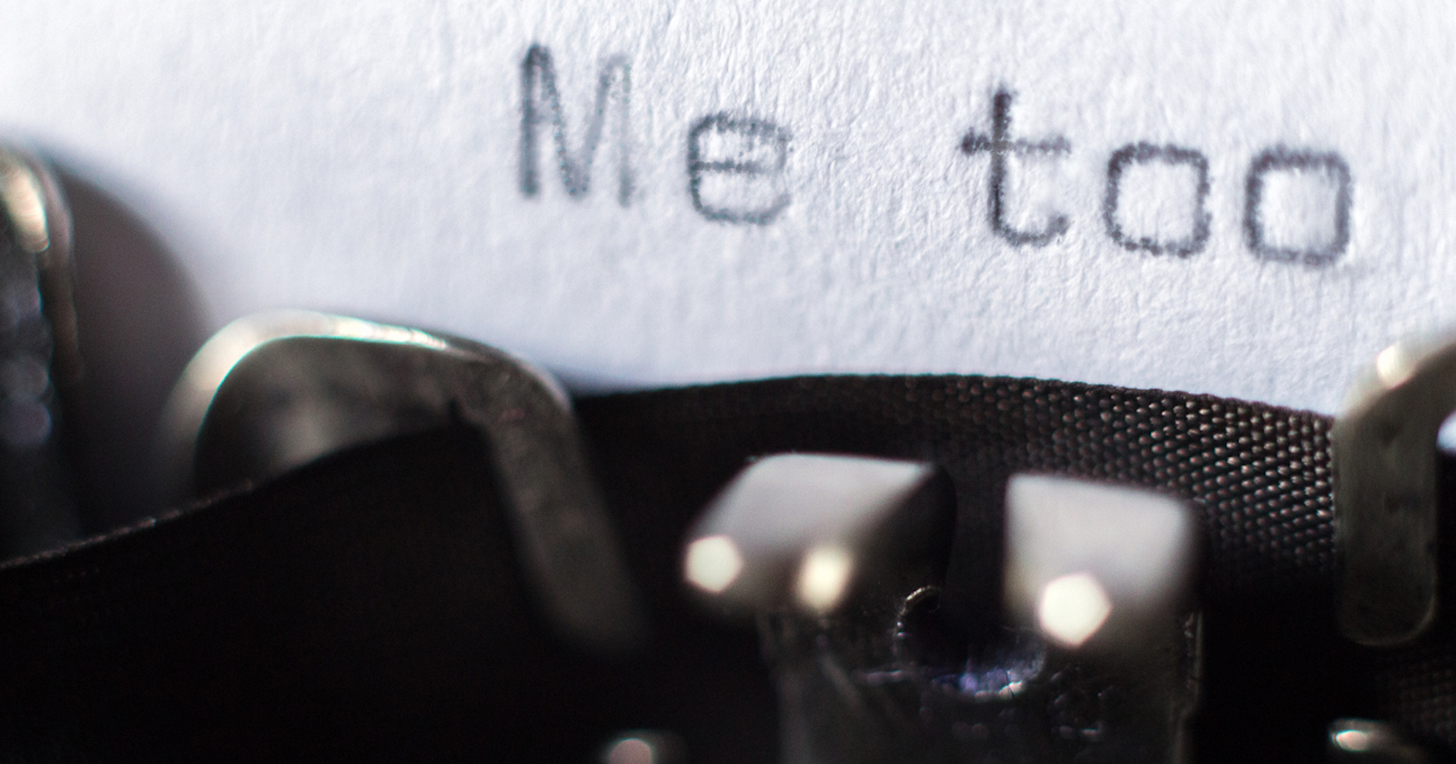 Me too auf Schreibmaschine geschrieben. | Credit: iStock.com/ mesteban75