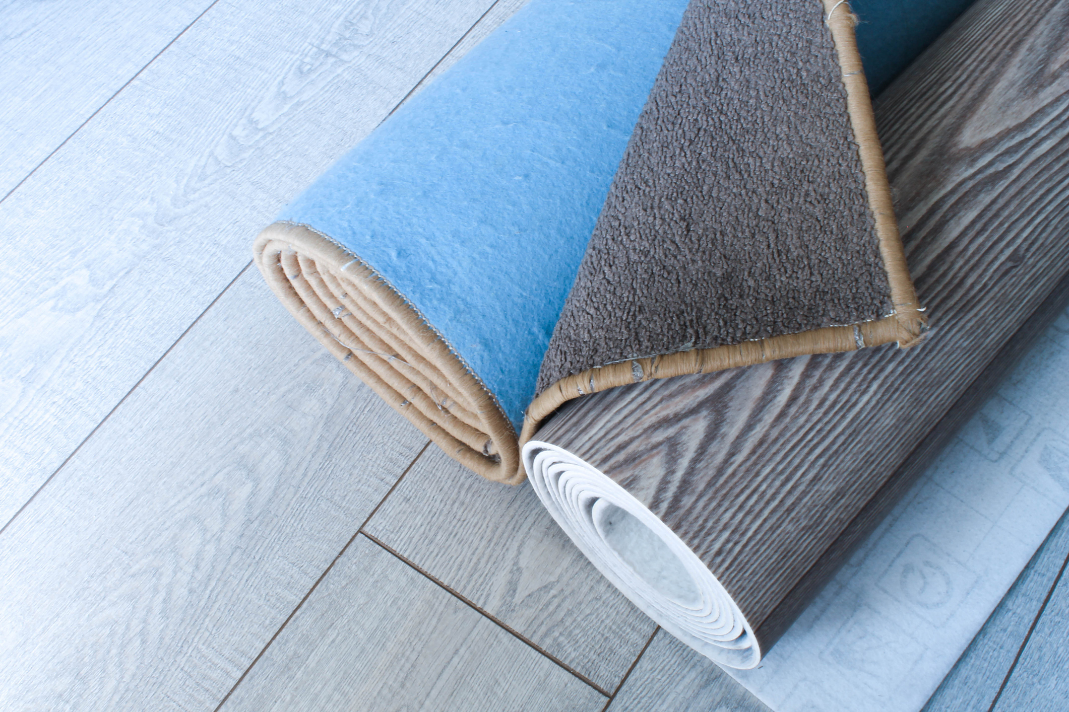 Teppiche zusammengerollt