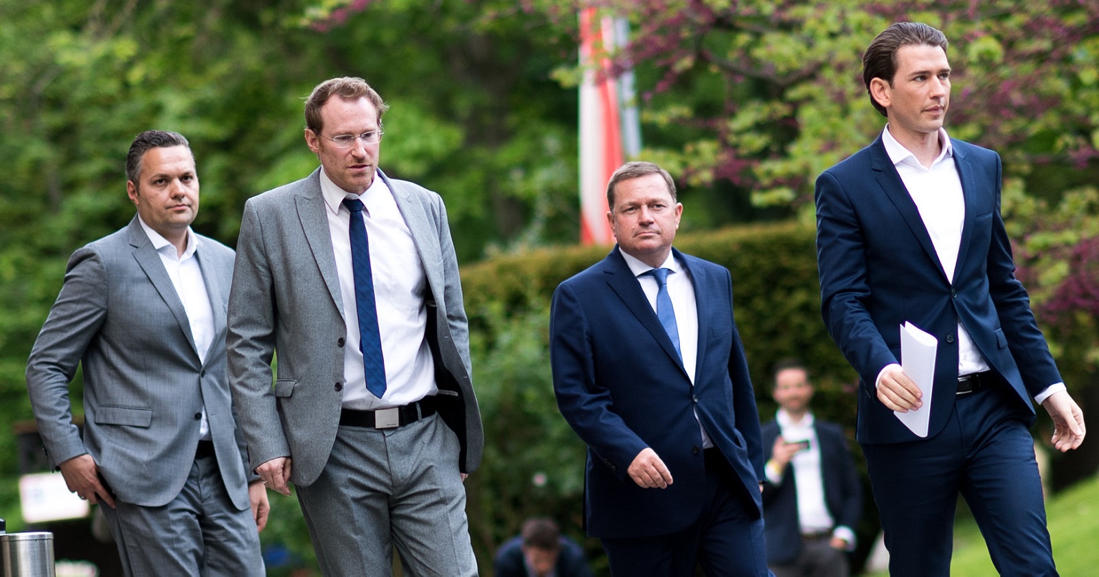 Sebastian Kurz vor ÖVP-Generalsekretär Werner Amon, links davon Kabinettsmitarbeiter Etienne Berchtold (1.v.l.) und Pressesprecher Gerald Fleischmann (2.v.l.)