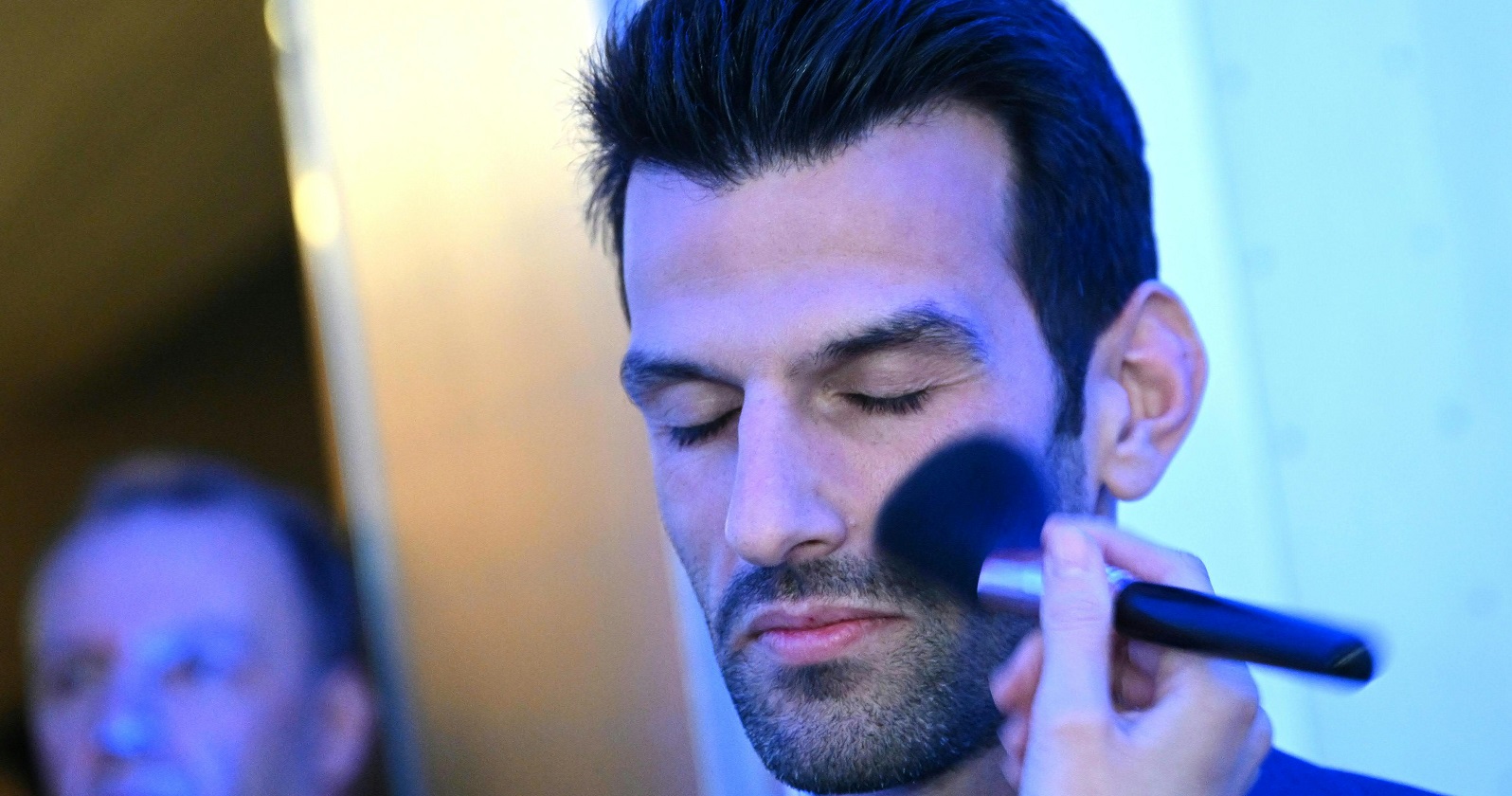 Udo Landbauer wird vor einem Fernsehauftritt gepudert.