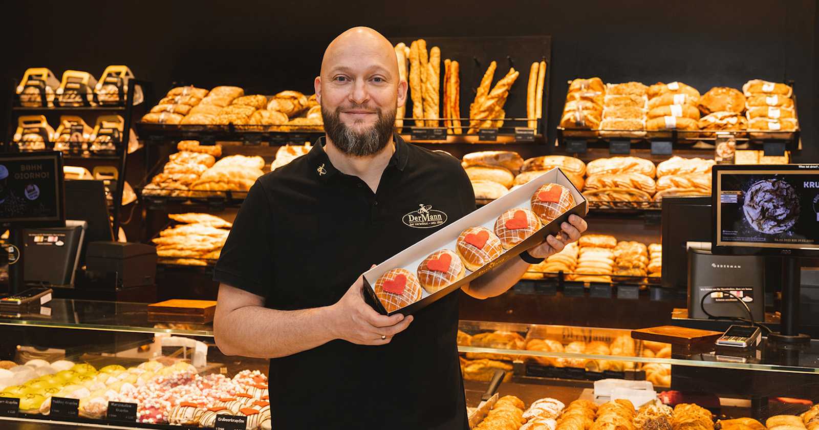 Bäckermeister Michael Mann zeigt vier Krapfen | Credit: Christoph Radl/www.chrizzly.net