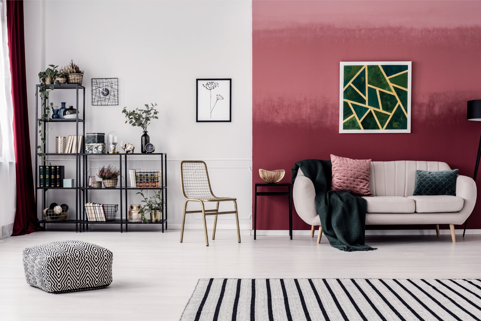 Sofa steht vor einer violetten Wand mit Goldelementen | Credit: iStock.com/KatarzynaBialasiewicz