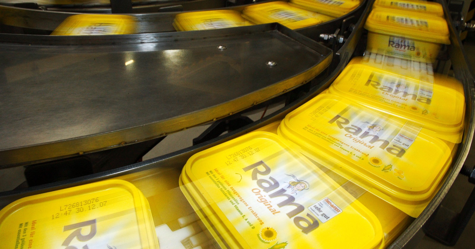 Rama Packungen auf einem Fließband