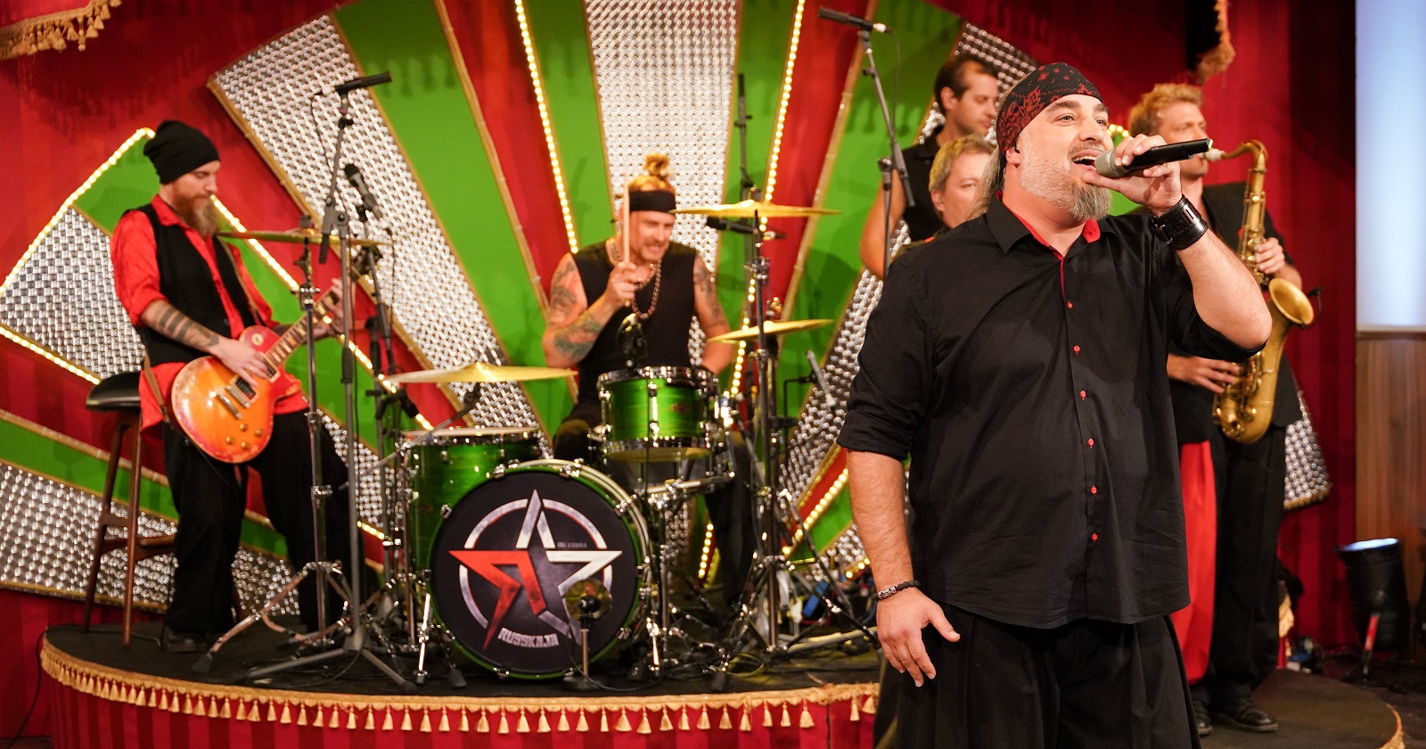 Die Band Russkaja bei einem Auftritt in Willkommen Österreich