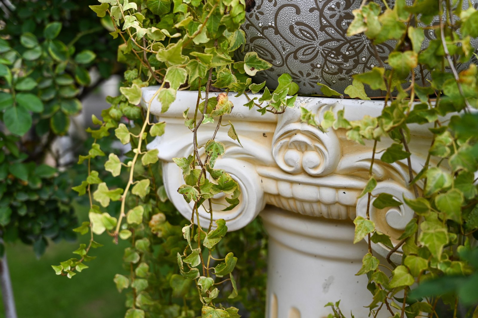 Stuck-Säule steht im Garten | Credit: iStock.com/liuyushan