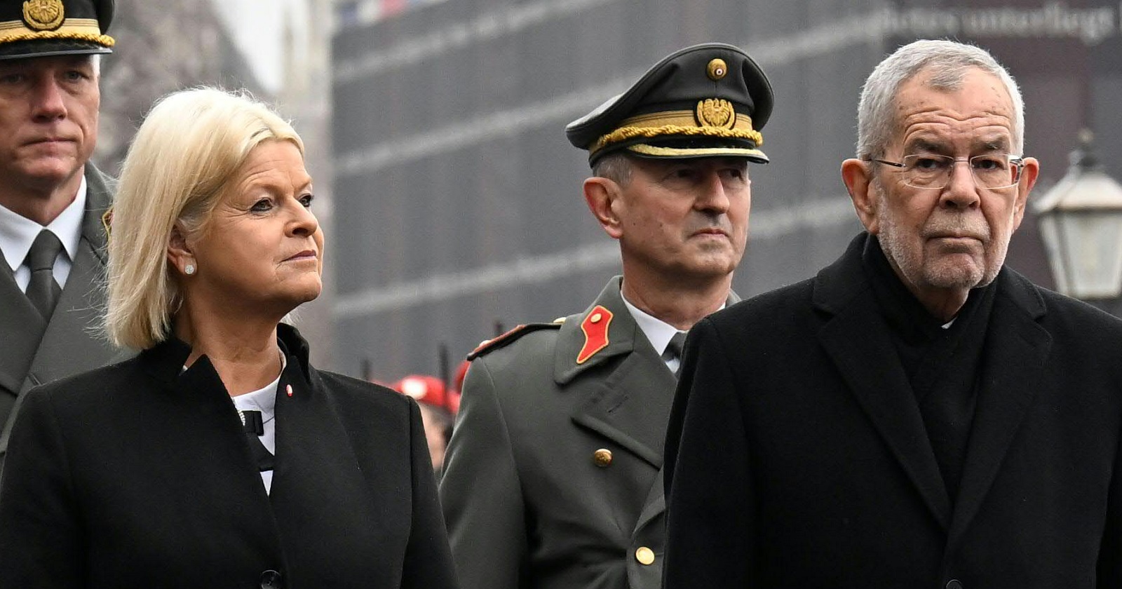 Verteidigunsministerin Claudia Tanner und Bundespräsident Alexander Van der Bellen im Rahmen eines öffentlichen Termins. Im Hintergrund Angehörige des Bundesheeres