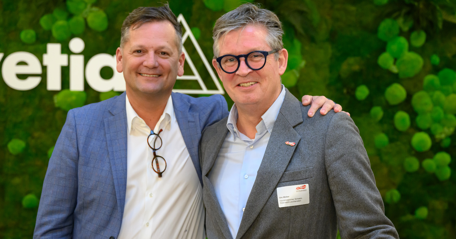 Thomas Neusiedler und Urs Weber vor einer grünen Wand | Credit: Leadersnet/Tremmel