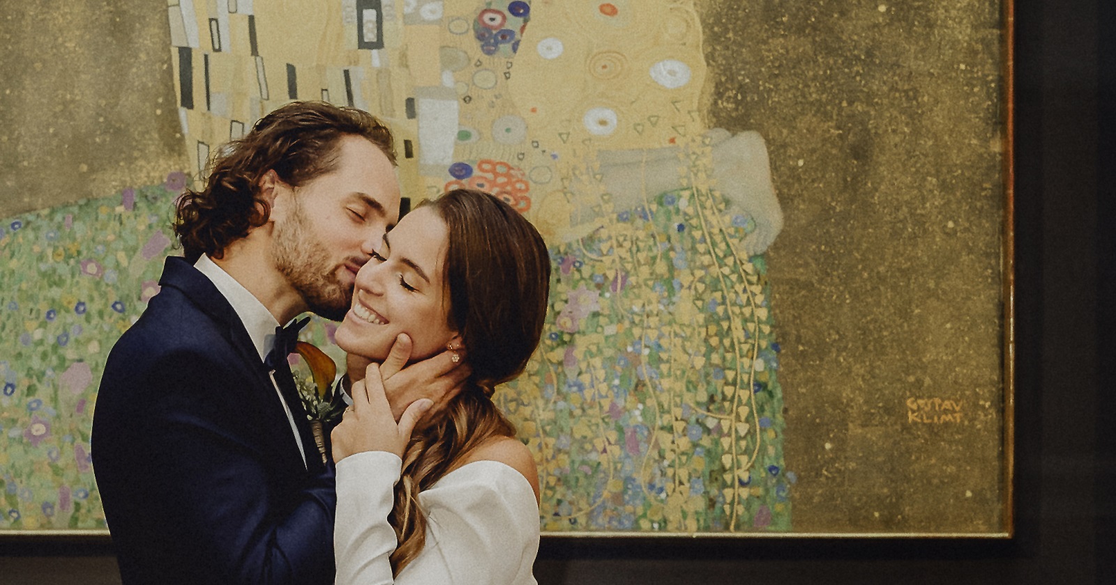 Ein Paar küsst sich vor dem Klimt Gemälde &quot;Der Kuss&quot;