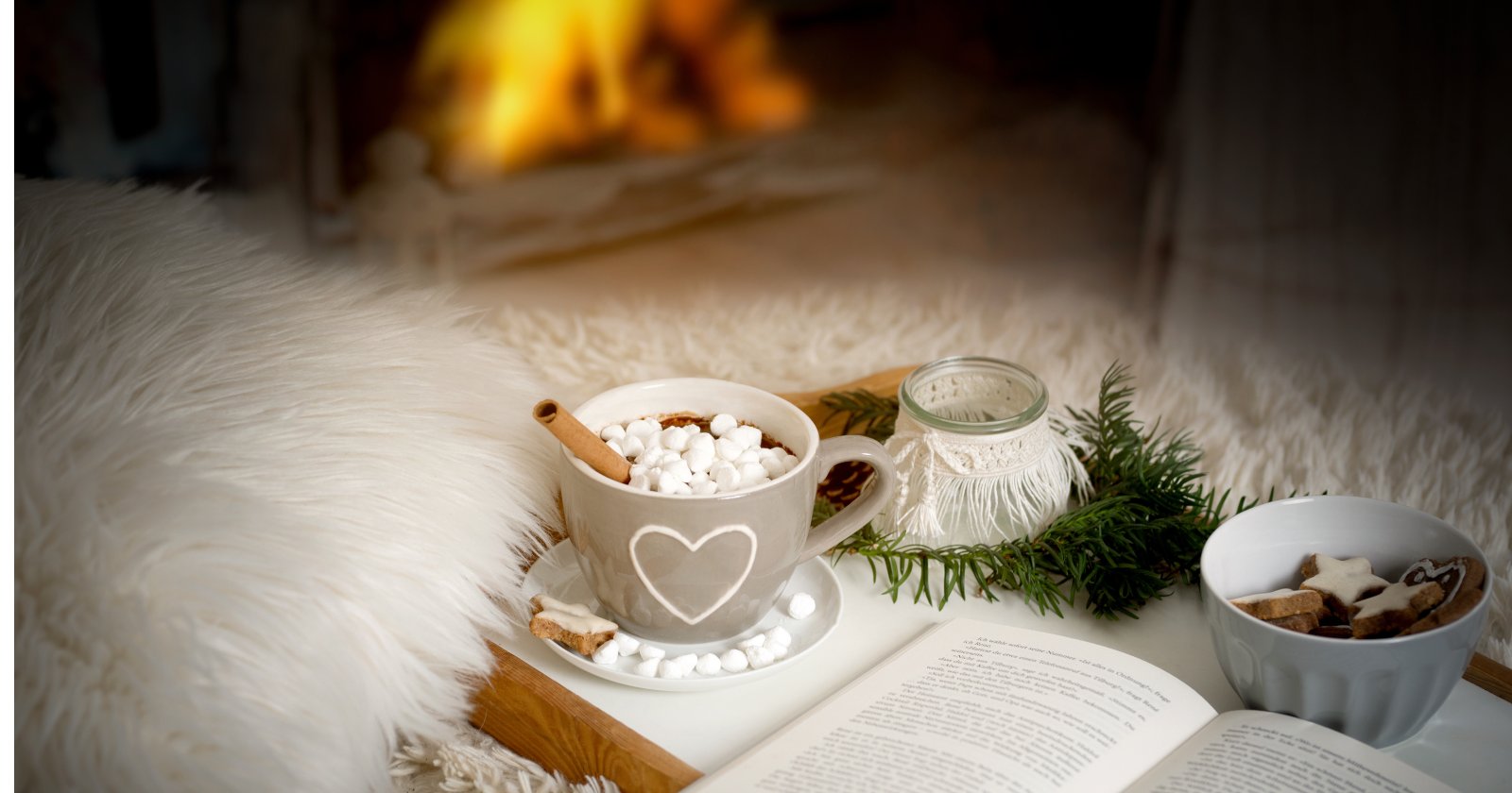 Auf einem Kunstfell steht eine Tasse mit Kakao | Credit:  iStock.com/Leoba