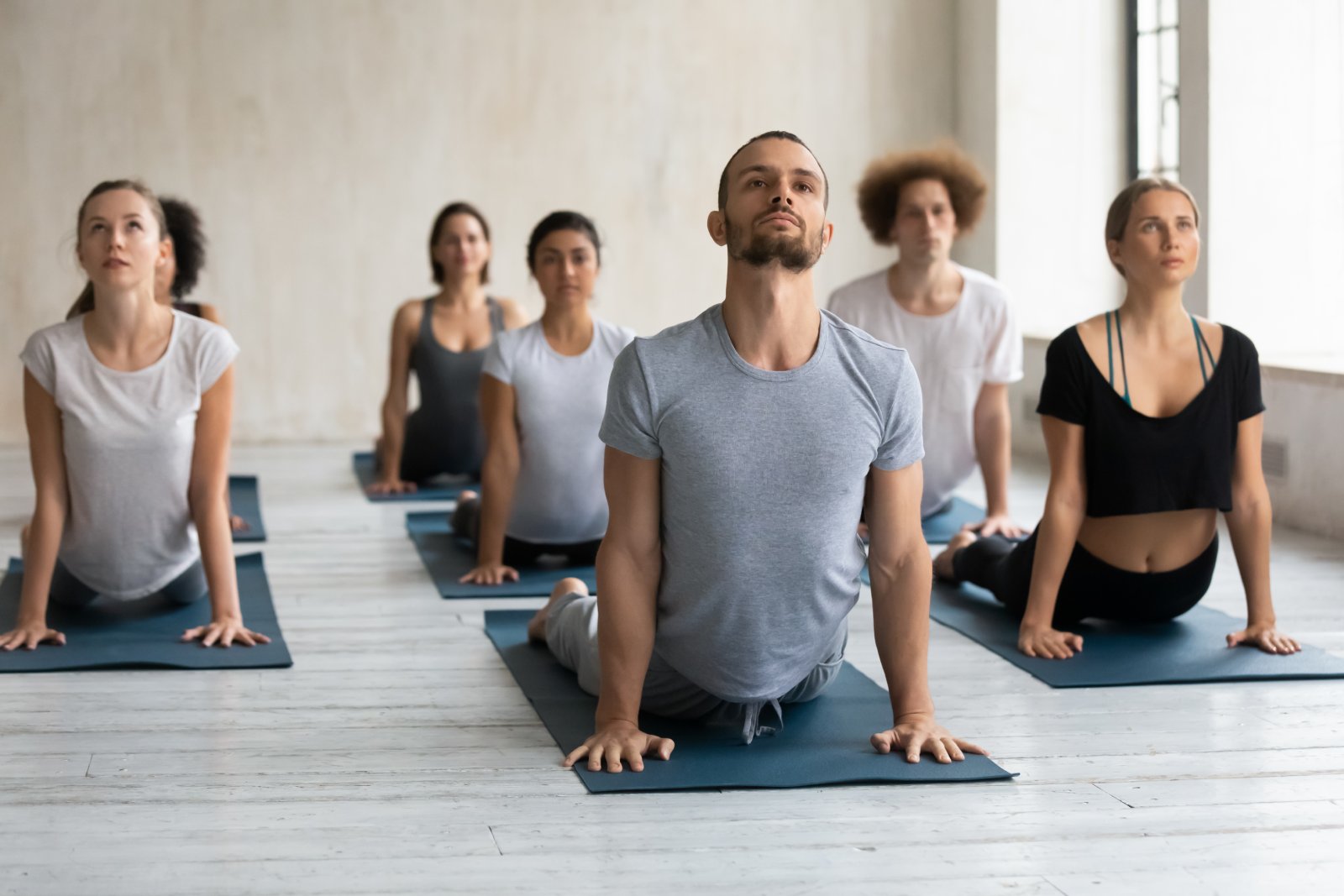 Gruppe macht Yoga | Credit: iStock.com/fizkes