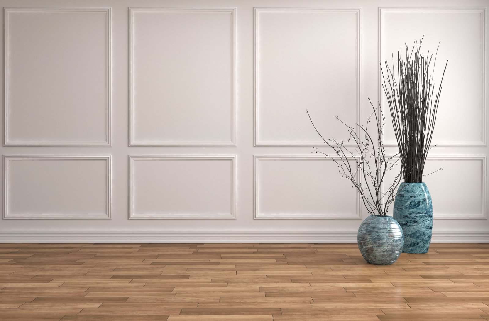 Zwei Vasen stehen vor einer weißen Wand mit Stuckelementen | Credit: iStock.com/Stockernumber2