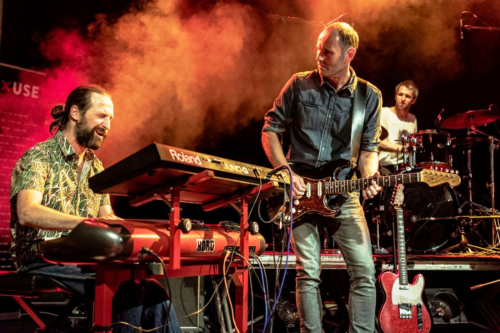 Mitglieder der Band machen Musik auf der Bühne