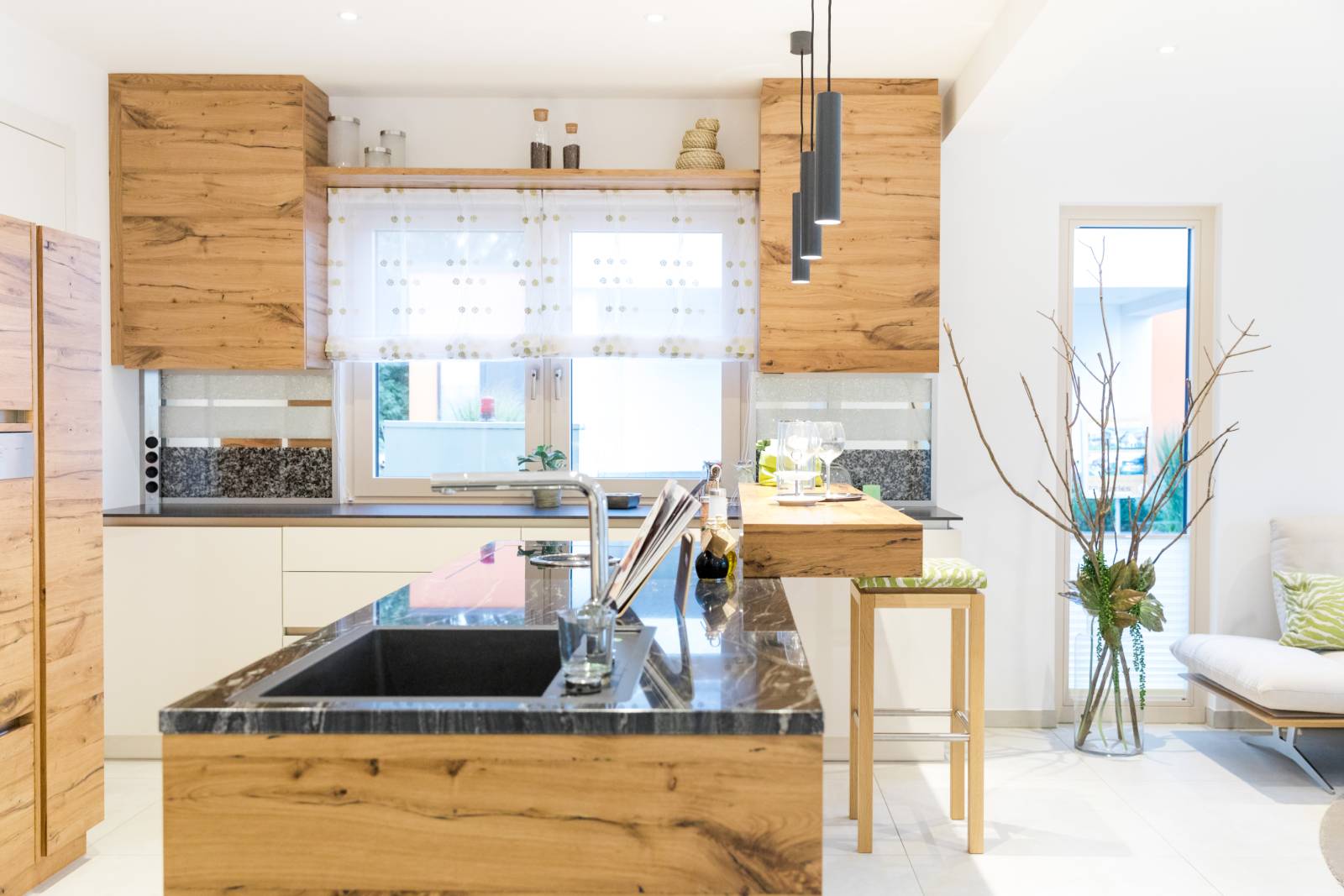 Moderne Wohnküche in hellen Holztönen | Credit: Hartl Haus Holzindustrie GesmbH