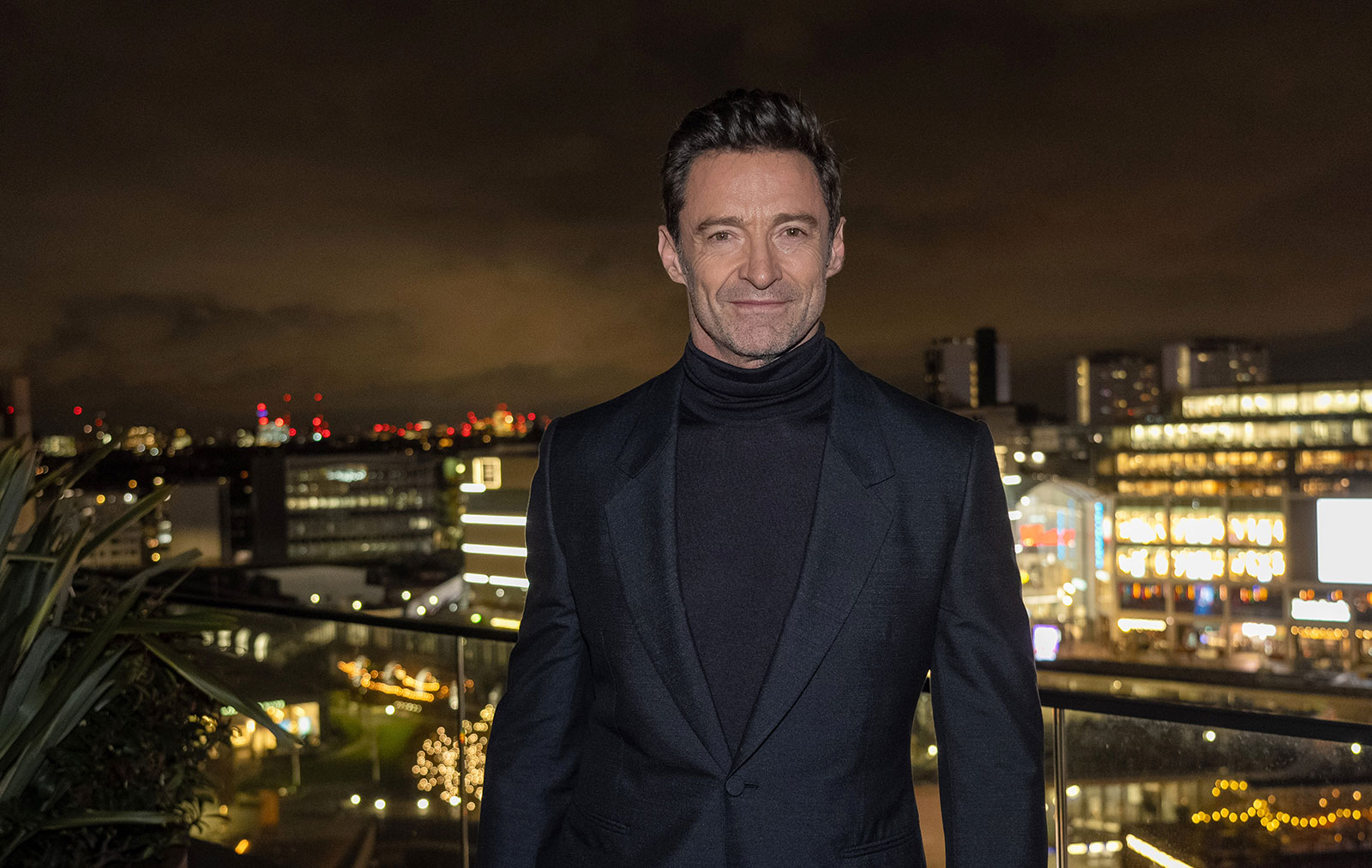 Hugh Jackman auf dem Dach eines Hochhauses vor nächtlicher Kulisse | Credit: Jeff Moore / PA / picturedesk.com