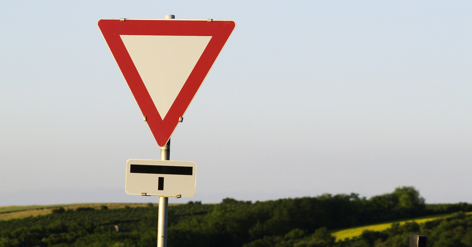 Rot-weißes Vorrangschild auf einer Landstraße in Österreich.