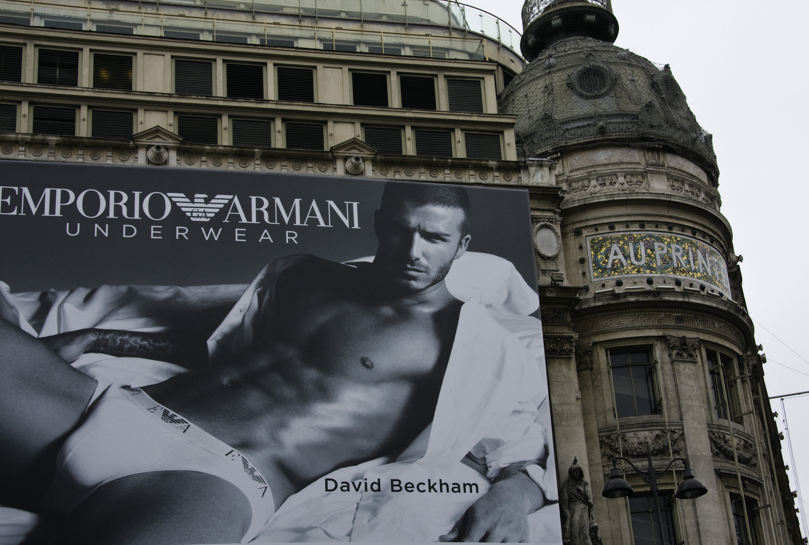 Werbeplakat zeigt David Beckham in Armani-Unterwäsche.